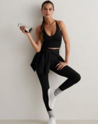 Damskie legginsy dłuższe, wysoki stan, invisible scrunch Shape Seamless czarne. Czarne legginsy AIM'N, bez wzorów, z dzianiny, długie. Za 303.00 zł.