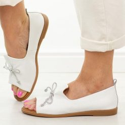 Białe skórzane płaskie sandały damskie Cambell 19388. Białe sandały Cambell, bez wzorów, z jeansu, eleganckie, bez obcasa, na płaskiej podeszwie, bez zapięcia. Za 219.00 zł.