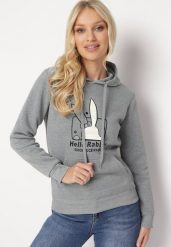 Szara Bluza Dzianinowa z Kapturem i Nadrukiem Jubida. Szare bluzy Born2be, l, z aplikacjami, z dzianiny, casualowe, bez ramiączek, z kapturem. W wyprzedaży za 76.49 zł.