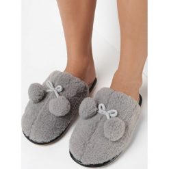 Szare Kapcie Futerkowe z Pomponami Churchill. Szare kapcie Born2be, bez wzorów. W wyprzedaży za 33.99 zł.