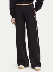 Guess Jeans Spodnie dresowe W6RB43 KD122 Czarny Regular Fit. Czarne spodnie dresowe Guess Jeans, z aplikacjami, z dresówki. Za 283.99 zł.