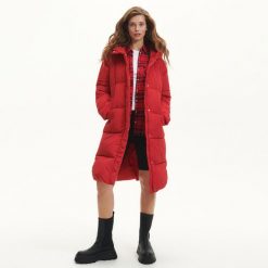 Pikowany płaszcz - Czerwony. Czerwone płaszcze Reserved, bez wzorów, bez kaptura. Za 239.99 zł.