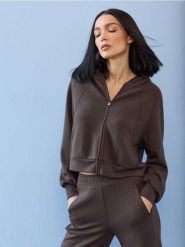Rozpinana bluza z domieszką wiskozy i kieszeniami - brązowy. Brązowe bluzy bez kaptura Sinsay, l, bez wzorów, z wiskozy, bez kaptura. Za 59.99 zł.