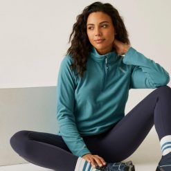 Damski lekki polar turystyczny Montes z zamkiem błyskawicznym do połowy. Niebieskie bluzy z polaru Regatta, bez wzorów, z polaru. W wyprzedaży za 103.30 zł.