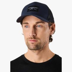 Czapka z daszkiem hiking unisex Swedemount Lofoten Trucker Cap II. Niebieskie czapki z daszkiem SWEDEMOUNT, bez wzorów, z materiału. Za 79.99 zł.