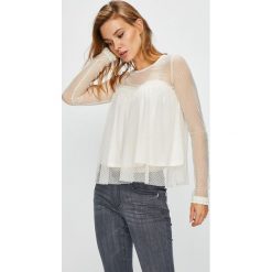 Guess Jeans - Bluzka Jessie. Białe bluzki Guess Jeans, l, z aplikacjami, z elastanu, casualowe, bez kołnierzyka, bez ramiączek. W wyprzedaży za 159.90 zł.