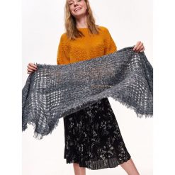 ŚREDNIEJ GRUBOŚCI SZALIK W KRATĘ. Szare szaliki i kominy TOP SECRET, w ażurowe wzory, z dzianiny, eleganckie. W wyprzedaży za 29.99 zł.