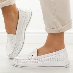 Białe ażurowe skórzane mokasyny damskie S.Barski 5980. Białe mokasyny S.BARSKI, w ażurowe wzory, z jeansu. Za 219.00 zł.