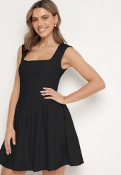 Czarna Rozkloszowana Sukienka Ozdobiona Kwadratowym Dekoltem Halelira. Czarne sukienki Born2be, na co dzień, l, bez wzorów, z jeansu, eleganckie, bez kołnierzyka, bez ramiączek, mini, rozkloszowane. W wyprzedaży za 118.99 zł.