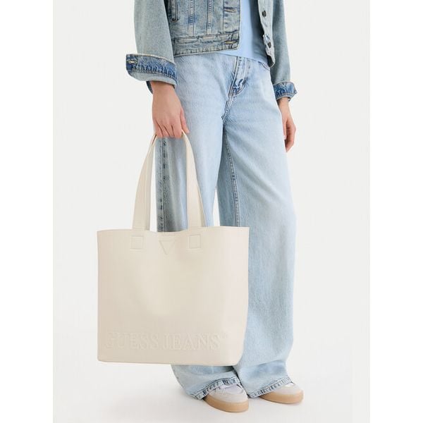 Torebka Guess Jeans. Białe shopper bag Guess Jeans, z aplikacjami, z jeansu, bez dodatków. Za 179.99 zł.