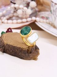 L'Atelier de Gaia Pozłacany pierścionek z perłą i agatem rozmiar: onesize. Białe pierścionki L'Atelier de Gaia, z agatem, pozłacane. Za 78.84 zł.