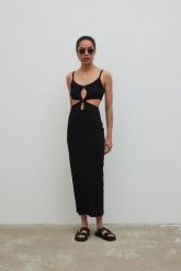 Sukienka z ozdobnymi wycięciami w kolorze BLACK - VENDA MAXI. Czarne sukienki Marsala, m, bez wzorów, z bawełny, wakacyjne, bez kołnierzyka, bez ramiączek, maxi, dopasowane. Za 319.90 zł.