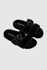 VALENTINO Czarne klapki damskie z syntetycznego futerka. Czarne klapki Valentino by Mario Valentino, bez wzorów, z syntetyku, bez obcasa, bez zapięcia. W wyprzedaży za 489.99 zł.