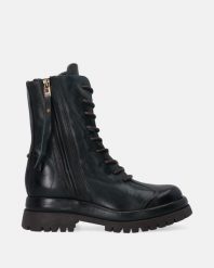 SZNUROWANE BOTKI W KOLORZE ZIELONYM O037LEGROBB017. Zielone botki Venezia, bez wzorów, ze skóry, bez obcasa, bez zapięcia. Za 839.00 zł.