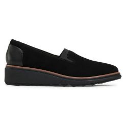 Półbuty Clarks. Czarne półbuty wsuwane Clarks, bez wzorów, bez obcasa, na koturnie. Za 389.99 zł.