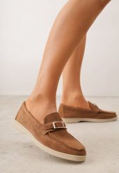 Jasnobrązowe Mokasyny z Prostokątną Metaliczną Ozdobą Aeleorane. Brązowe mokasyny Born2be, z aplikacjami, z materiału, z okrągłym noskiem. Za 119.99 zł.