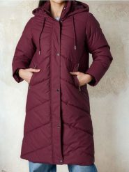 Pikowany płaszcz z kapturem - czerwony. Czerwone płaszcze Sinsay, l, bez wzorów, z kapturem. Za 139.99 zł.