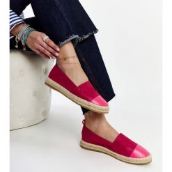 Różowe espadryle Carugo. Czerwone espadryle bez wzorów, z okrągłym noskiem, bez obcasa. Za 78.15 zł.