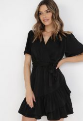 Czarna Sukienka Pereira. Czarne sukienki Born2be, m, z aplikacjami, z materiału, bez kołnierzyka, bez ramiączek, mini, kopertowe. Za 209.99 zł.