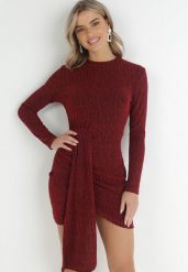 Bordowa Dopasowana Sukienka z Szerokim Pasem i Metaliczną Nicią Zelko. Czerwone sukienki Born2be, na imprezę, z aplikacjami, z materiału, eleganckie, z asymetrycznym kołnierzem, bez ramiączek, mini, asymetryczne. W wyprzedaży za 84.99 zł.