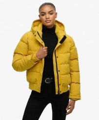 Superdry Kurtka Everest Bomber Slim z recyklingowanego poliestru. Żółte kurtki Superdry, z aplikacjami, z materiału, z kapturem. Za 699.30 zł.