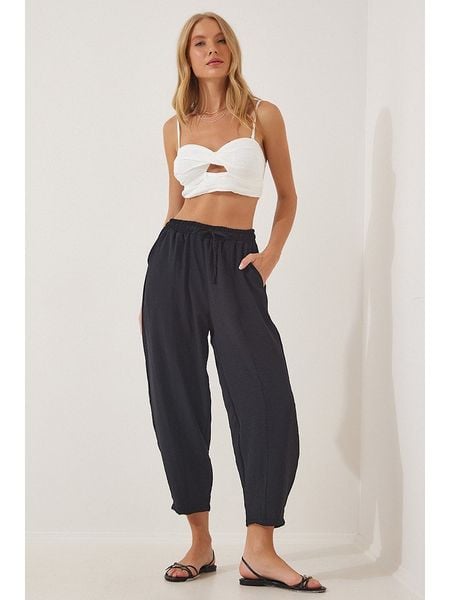 Happiness Istanbul Spodnie w kolorze czarnym rozmiar: 40. Czarne spodnie materiałowe Happiness Istanbul, bez wzorów, z materiału, z podwyższonym stanem. Za 74.81 zł.