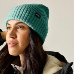 Czapka zimowa damska REGATTA Ribbed Basic. Zielone czapki zimowe Regatta, bez wzorów, z materiału. Za 77.99 zł.