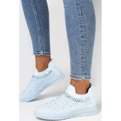 Niebieskie Buty Sportowe Ceeky. Niebieskie buty sportowe lifestyle Born2be, z aplikacjami, z jeansu, eleganckie, z okrągłym noskiem, bez zapięcia. W wyprzedaży za 80.49 zł.