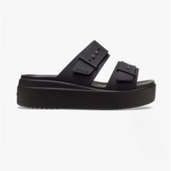 Klapki damskie sportowe na platformie Crocs BROOKLYN BUCKLE LOW. Czarne klapki Crocs, bez wzorów, sportowe, bez obcasa, na platformie, bez zapięcia. Za 179.00 zł.