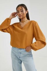 Cross Jeans bluzka damska kolor brązowy gładka. Brązowe bluzki Cross Jeans, l, bez wzorów, z jeansu, bez kołnierzyka, bez ramiączek. W wyprzedaży za 93.99 zł.