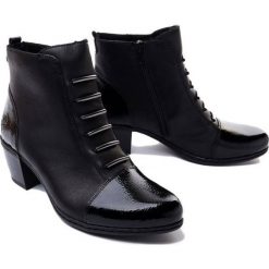 RIEKER Y2162-00 black, botki damskie. Czarne botki Rieker, bez wzorów, z polaru, bez obcasa, bez zapięcia. Za 247.43 zł.