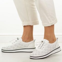 Białe ażurowane skórzane półbuty damskie Jezzi 18-24. Białe półbuty wsuwane Jezzi, na jesień, bez wzorów, z jeansu, klasyczne, z okrągłym noskiem, bez obcasa, na płaskiej podeszwie. Za 239.00 zł.