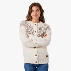 Kardigan damski Swedemount Lofoten Wool Knit Cardigan. Białe swetry SWEDEMOUNT, bez wzorów, z dzianiny, bez ramiączek. W wyprzedaży za 185.00 zł.