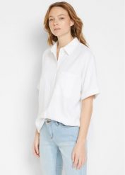 Bluzka oversize z krótkim rękawem, z materiału z domieszką lnu. Białe bluzki bonprix, bez wzorów, bez kołnierzyka, bez ramiączek. Za 109.99 zł.