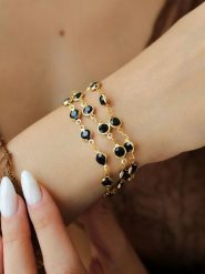 L'Atelier de Gaia Pozłacana bransoletka z elementami ozdobnymi rozmiar: onesize. Czarne bransoletki L'Atelier de Gaia, z kryształem, pozłacane. Za 43.99 zł.