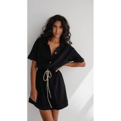 Sukienka z prążkowanej dzianiny w kolorze TOTALLY BLACK - ABBIE. Czarne sukienki Marsala, na co dzień, l, bez wzorów, z bawełny, bez kołnierzyka, bez ramiączek, mini, proste. Za 269.90 zł.