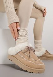 Ciemnobeżowe Niskie Śniegowce z Ozdobnymi Przeszyciami i Futerkiem Ilwedela. Brązowe śniegowce Born2be, bez wzorów, z dzianiny, bez zapięcia. Za 79.99 zł.