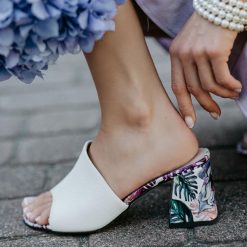 Białe skórzane Polskie klapki damskie na obcasie Deoni D510. Białe klapki Deoni, bez wzorów, ze skóry, eleganckie, bez obcasa, na obcasie, bez zapięcia. Za 339.00 zł.