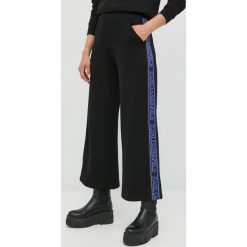 Karl Lagerfeld spodnie damskie kolor czarny szerokie high waist. Czarne spodnie materiałowe KARL LAGERFELD, bez wzorów, z materiału, z podwyższonym stanem. W wyprzedaży za 559.99 zł.