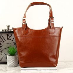 Torebka skórzana damska DAN-A T195B camel. Brązowe torebki klasyczne DAN-A, bez wzorów, ze skóry, biznesowe, bez dodatków. Za 399.99 zł.