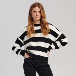 Sweter oversize w paski - Czarny. Czarne swetry Sinsay, l, bez wzorów, bez ramiączek. Za 69.99 zł.