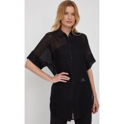 Armani Exchange koszula damska kolor czarny relaxed z kołnierzykiem klasycznym. Czarne koszule Armani Exchange, s, bez wzorów, z dzianiny, klasyczne, bez kołnierzyka, bez ramiączek. W wyprzedaży za 449.99 zł.