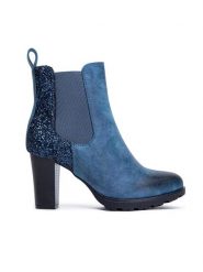 Foreverfolie Botki w kolorze niebieskim rozmiar: 38. Niebieskie botki Foreverfolie, bez wzorów, z materiału, eleganckie, bez obcasa, bez zapięcia. Za 95.95 zł.