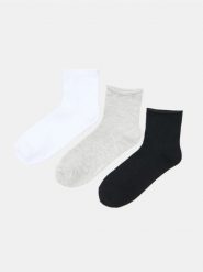 Prążkowane skarpetki z wiskozą 3 pack - wielobarwny. Skarpetki Sinsay, bez wzorów, prążkowane. Za 12.99 zł.