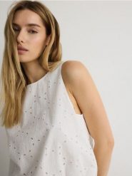 Bluzka typu bombka - biały. Białe bluzki Reserved, l, bez wzorów, z bawełny, bez kołnierzyka, bez ramiączek. W wyprzedaży za 49.99 zł.