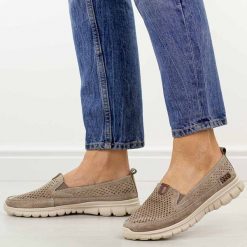 Dk. Beżowe ażurowe skórzane półbuty damskie Jezzi 9802. Brązowe półbuty wsuwane Jezzi, na lato, w ażurowe wzory, z jeansu, eleganckie, bez obcasa, na płaskiej podeszwie. Za 189.00 zł.