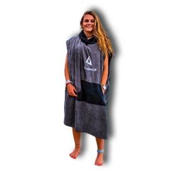 Surf poncho w kolorze szarym z kapturem i kieszenią kangurką. Czarne szlafroki damskie GUNSAILS, uniwersalny, bez wzorów, bez ramiączek. Za 219.00 zł.