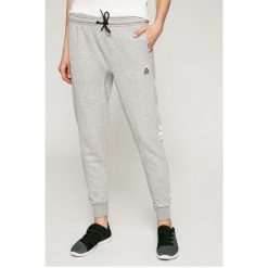 Reebok - Spodnie. Spodnie dresowe marki Reebok. W wyprzedaży za 99.90 zł.