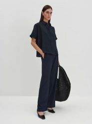 Someday Bluzka "Zilina" w kolorze granatowym rozmiar: 42. Niebieskie bluzki someday., bez wzorów, bez kołnierzyka, bez ramiączek. Za 165.99 zł.