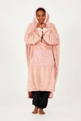 Sofa Poncho dla dorosłych - przytulna i ciepła - pudrowy róż. Czerwone szlafroki damskie AFTER ESSENTIALS, s, bez wzorów, z materiału, bez ramiączek. Za 186.50 zł.